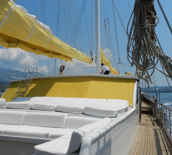 SY AKANA - Foredeck seating
