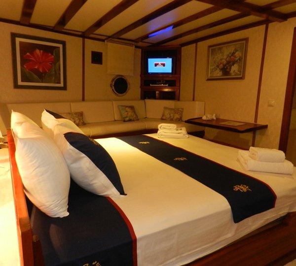 SY AKANA - Master stateroom