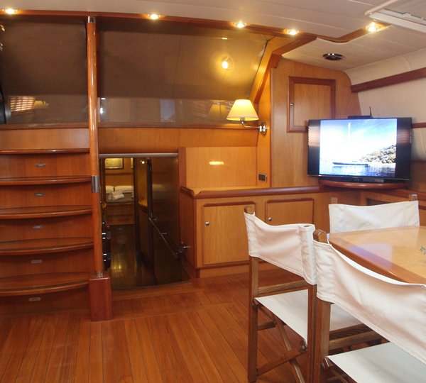 SY CENTURION - Salon looking aft