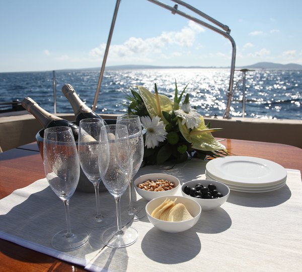 SY FAR II KIND - Alfresco dining