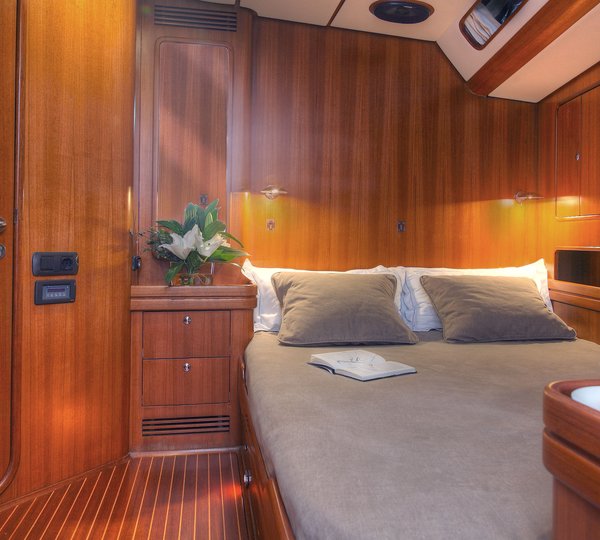 SY FAR II KIND - Guest cabin