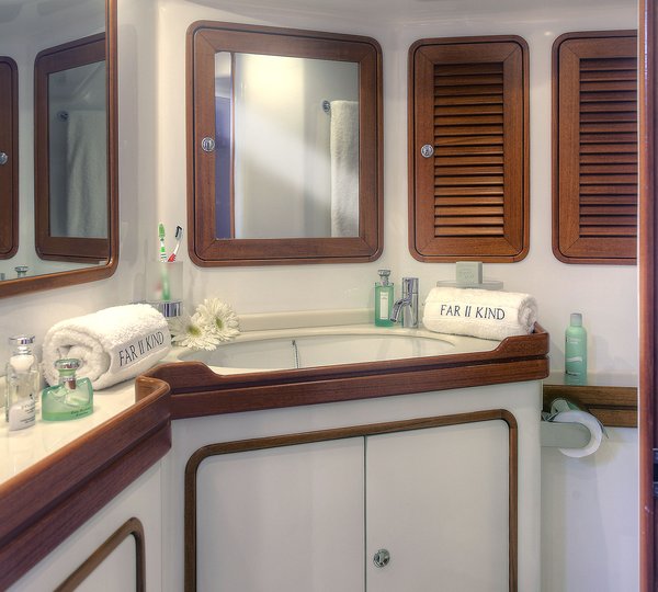 SY FAR II KIND - Master bath