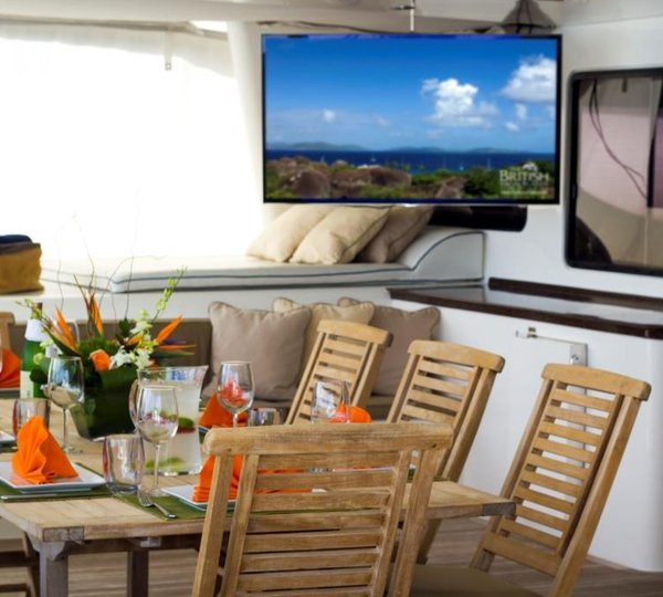 SY KINGS RANSOM - Aft deck with TV