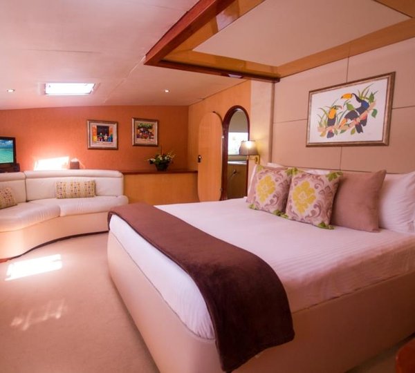 SY KINGS RANSOM - Master stateroom view to stbd