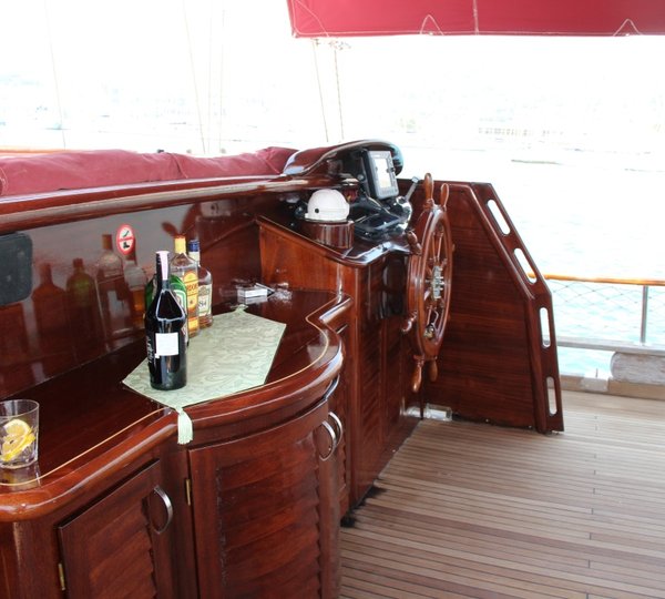 SY NOSTRA VITA - Aft deck bar