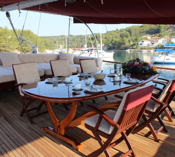 SY NOSTRA VITA - Aft deck dining