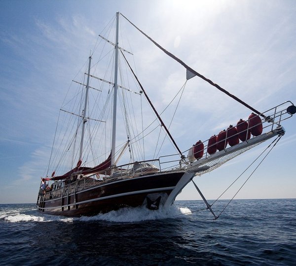 SY NOSTRA VITA - Bow view