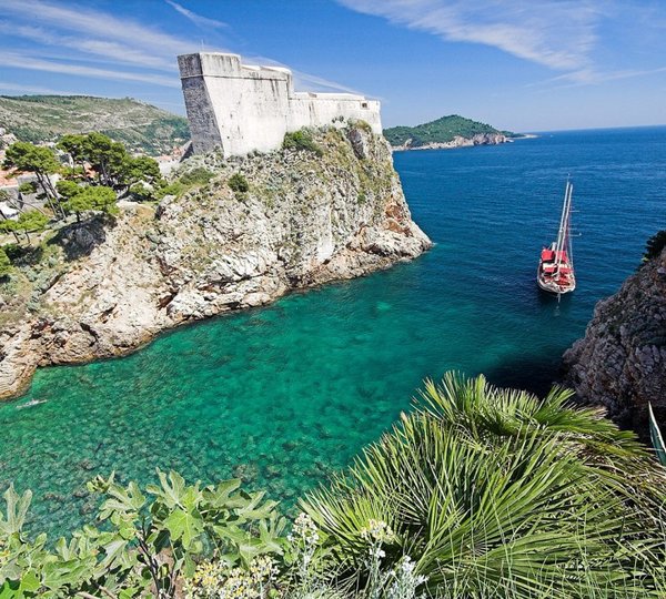 SY NOSTRA VITA - Moored