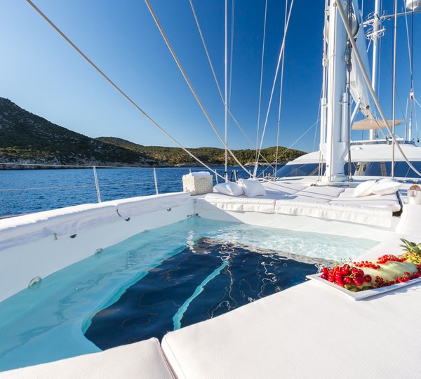 SY Q - Foredeck pool