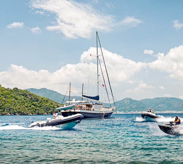 SY SEA COMET - Anchored