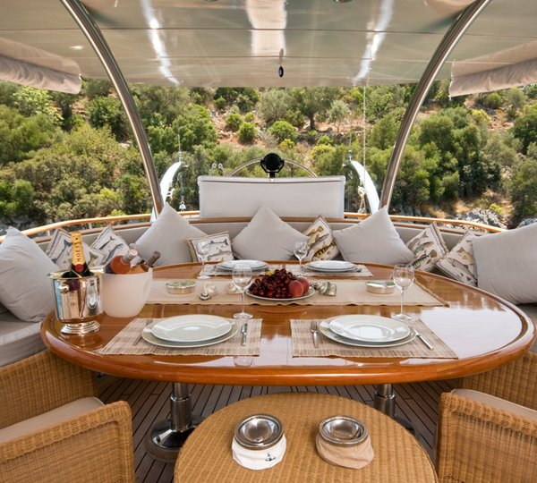 SY SILVER MOON - Alfresco dining aft