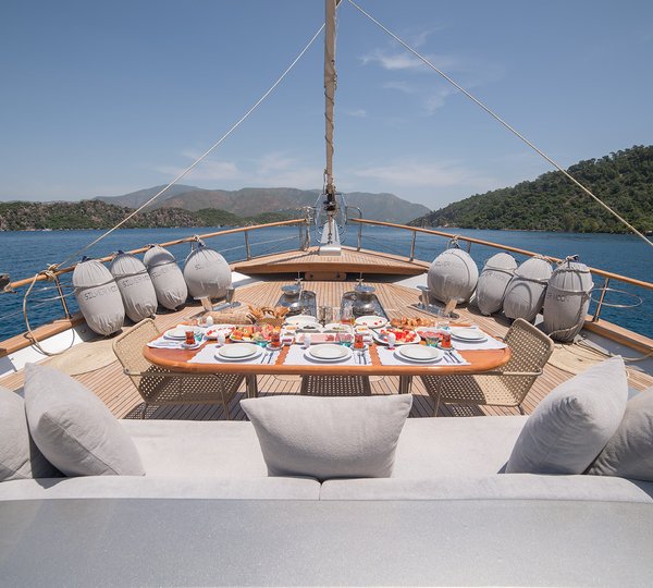 SY SILVER MOON - Foredeck dining