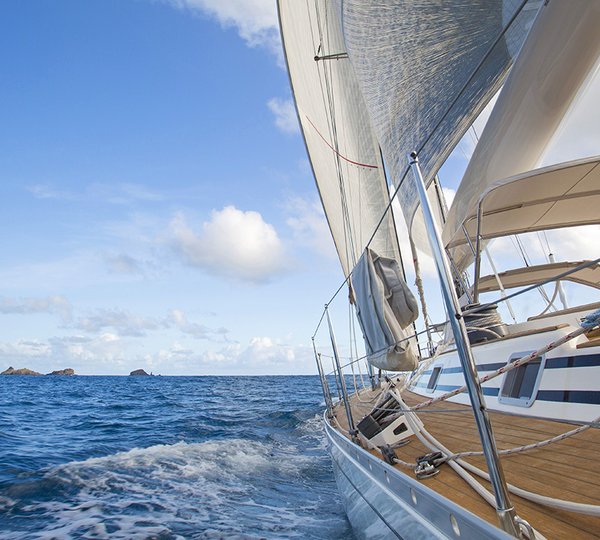 SY SIMPLE HARMONY - Starboard view sailing