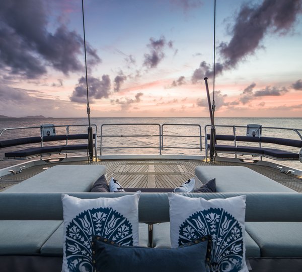 SY TWILIGHT - Aft deck by night