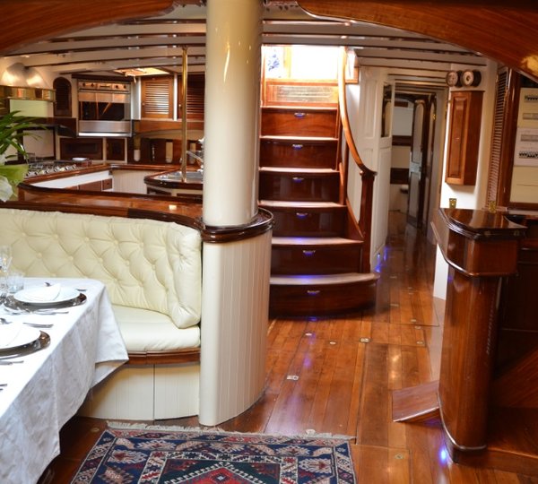 SY WHITEFIN - Aft salon view