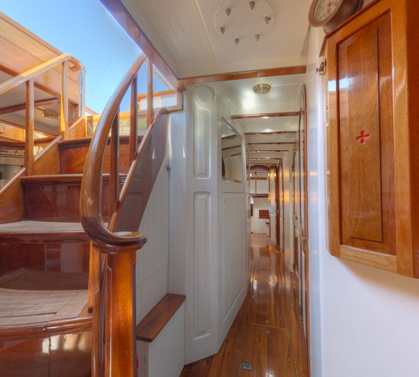 SY WHITEFIN - Companionway