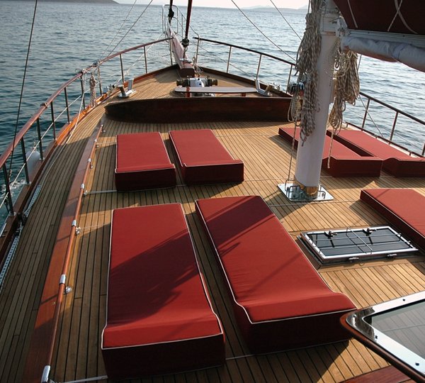 SY WHYNOT 1 - Bow sunpads