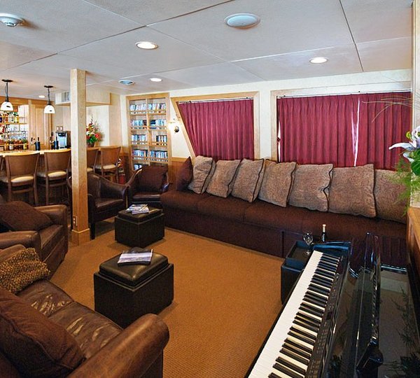 Safari Explorer - Saloon