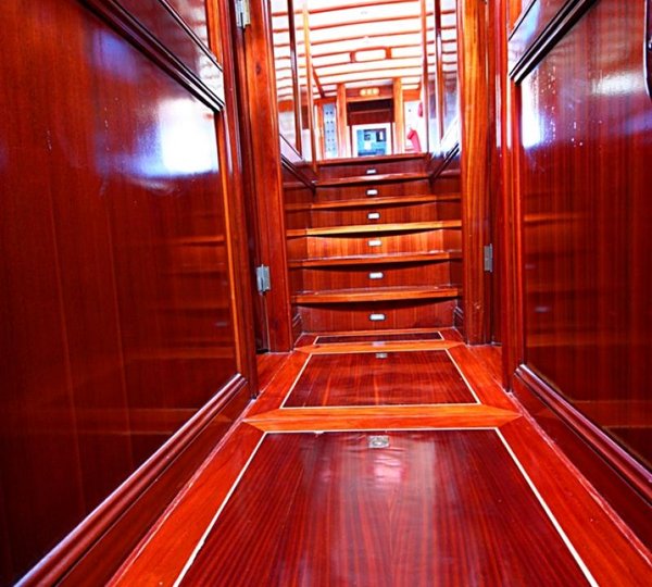 Sagapo - Passageway to cabins