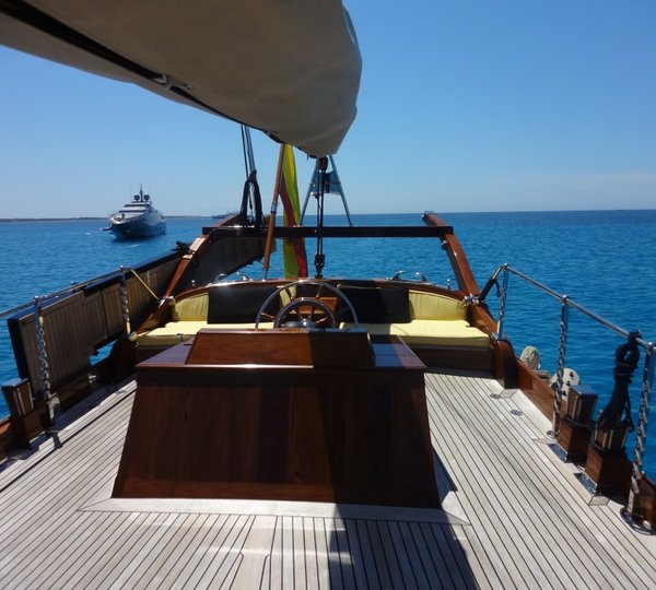 Sail Yacht DOLPHIN - Spacious Deck