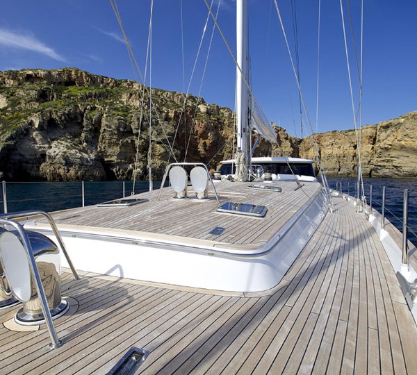 Sail yacht ALLURE - Sapcious Deck