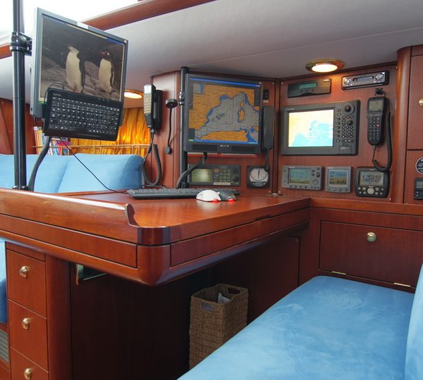 Sail yacht BILLY BUDD - Charter Table