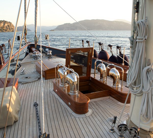 Sail yacht ILIOS -  Foredeck