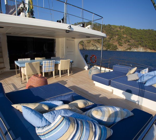 Sail yacht L'AQUILA - Af t Deck Sunpads