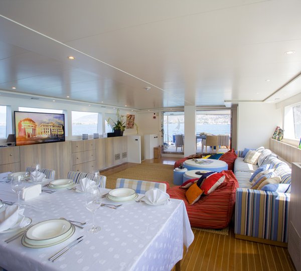 Sail yacht L'AQUILA - Dining looking Aft