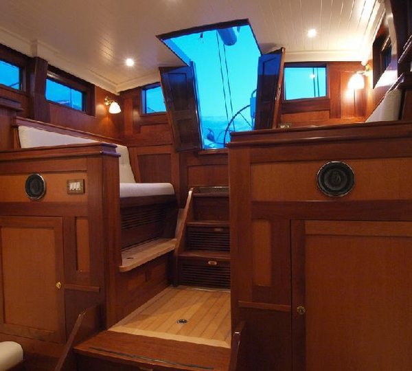 Sail yacht LADY ANN -  Pilot house