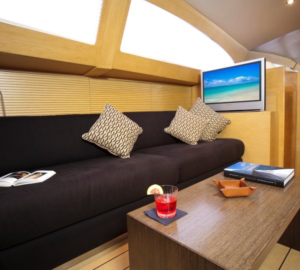 Sail yacht WIZARD -  Salon Seating