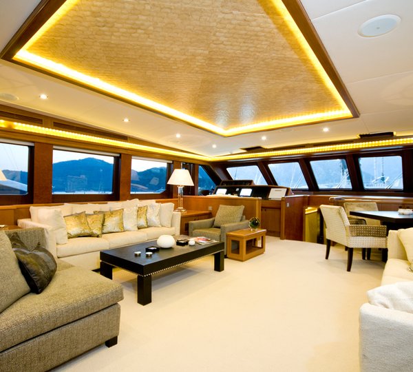 Sailing Yacht DAIMA - Saloon