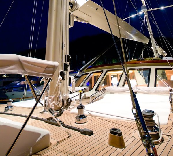 Sailing Yacht DAIMA - Sunpads