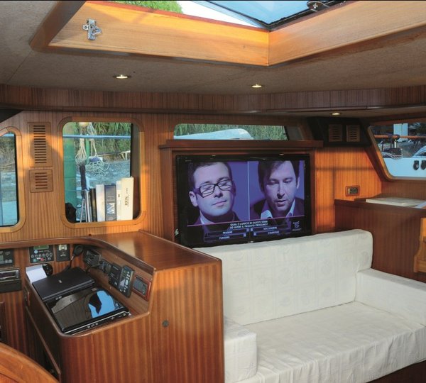 Sailing Yacht Myosotis -  TV in Salon
