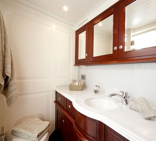 Double Cabin bathroom