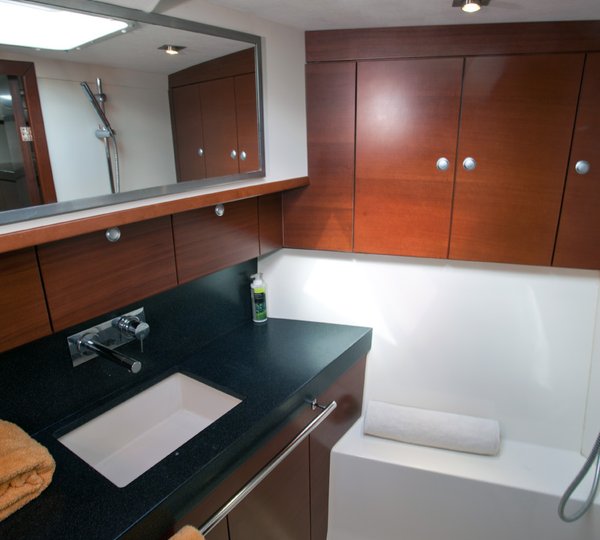 Sailing yacht MODUS VIVENDI -  Bathroom