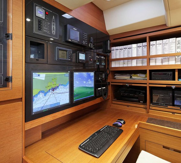 Sailing yacht MRS MARIETTA CUBE - Nav Station