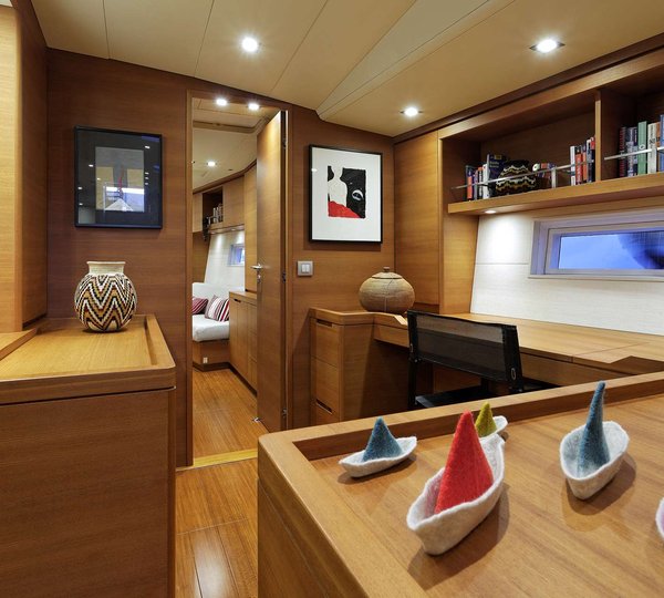 Sailing yacht MRS MARIETTA CUBE - Salon Detial