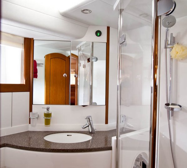 Sailing yacht NEKI - Bathroom