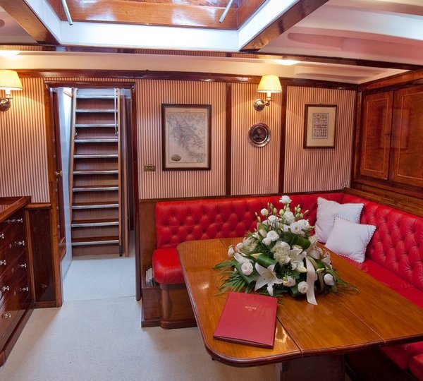 Sailing yacht Oriander - Salon