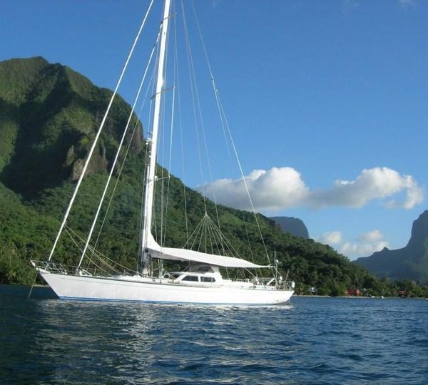 Sailing yacht PLUM -  Main