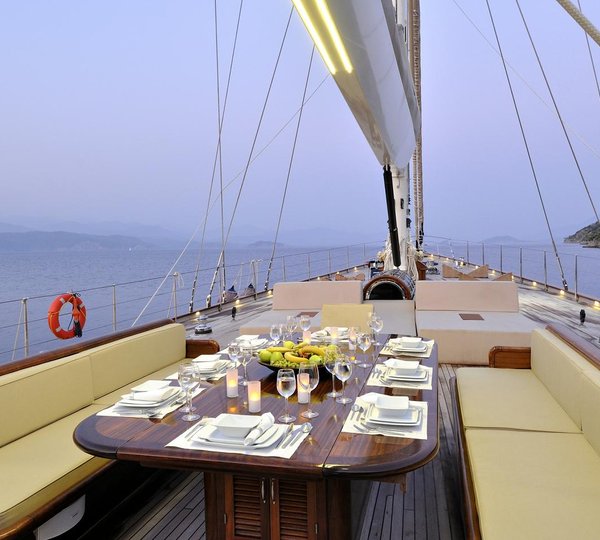 Sailing yacht REGINA - Al fresco Dining