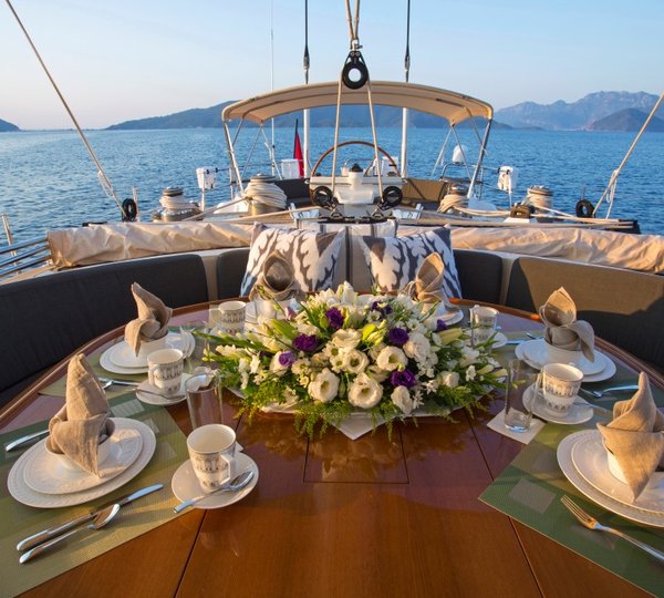 Sailing yacht SAVARONA - Alfresco dining