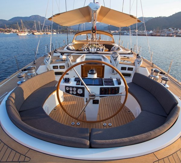 Sailing yacht SAVARONA - Helm and seating