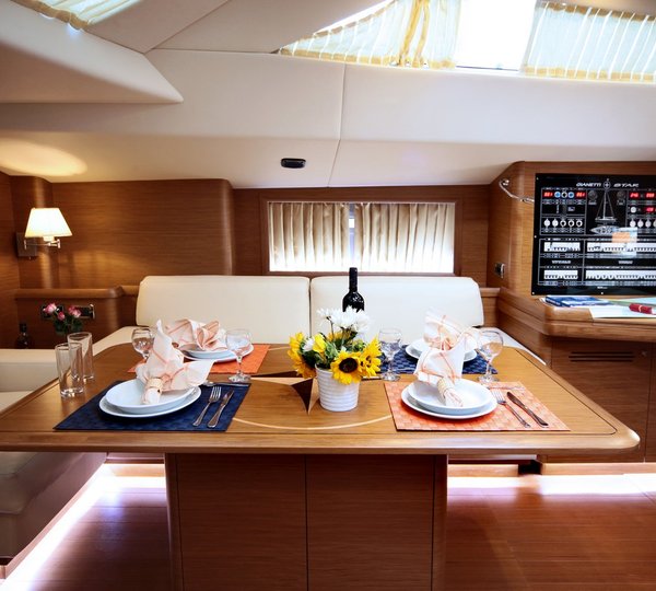 Sailing yacht SHOOTING STAR -  Dining table