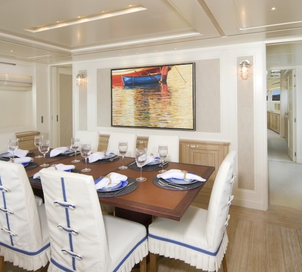 Sanlorenzo SD92 yacht ONE MY WAY -dining