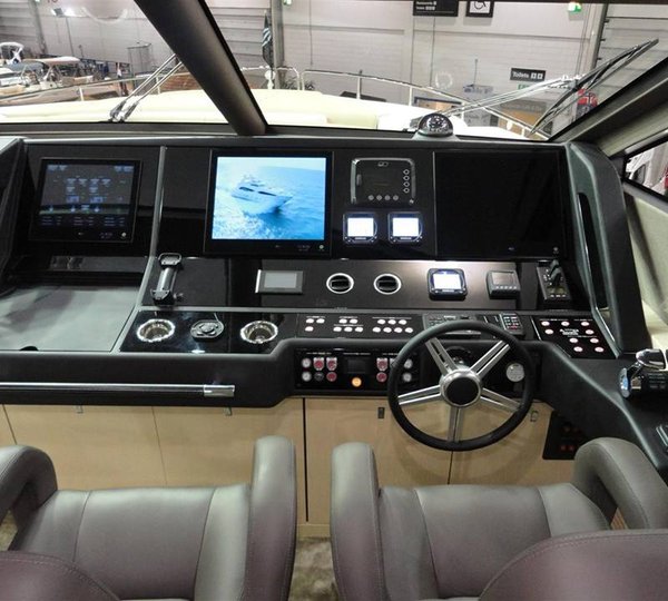 Sunseeker 75 Yacht - Wheelhouse