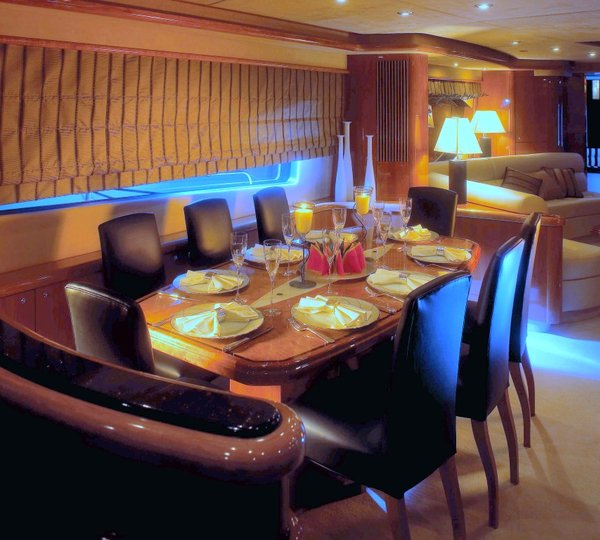 Sunseeker 82 TAURI - Dining and Salon