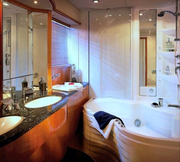 Sunseeker 82 TAURI - Master Bathroom