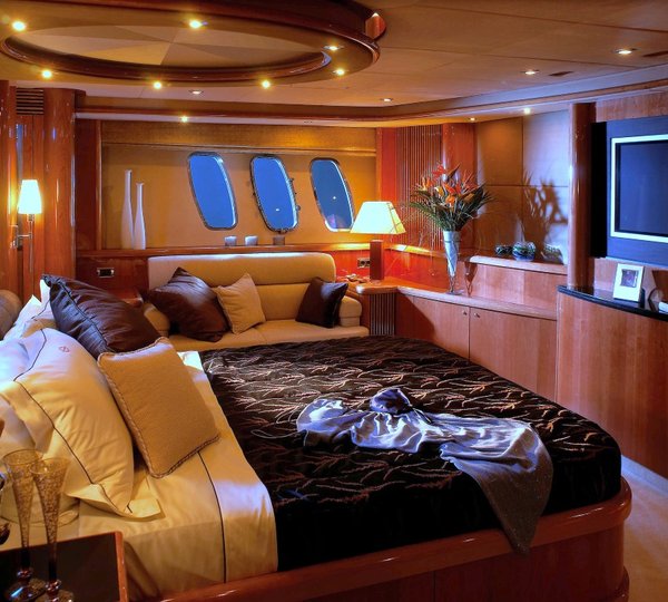 Sunseeker 82 TAURI - Master Cabin